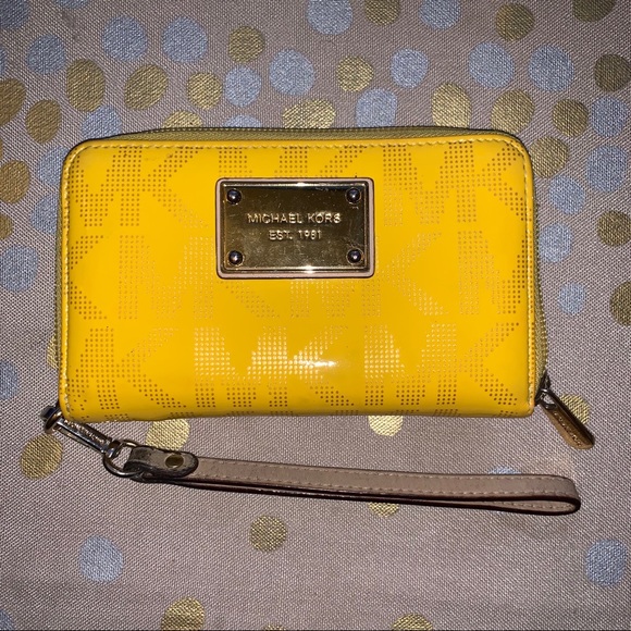 Yellow/Fold Michael Kors Wristlet - Picture 1 of 8